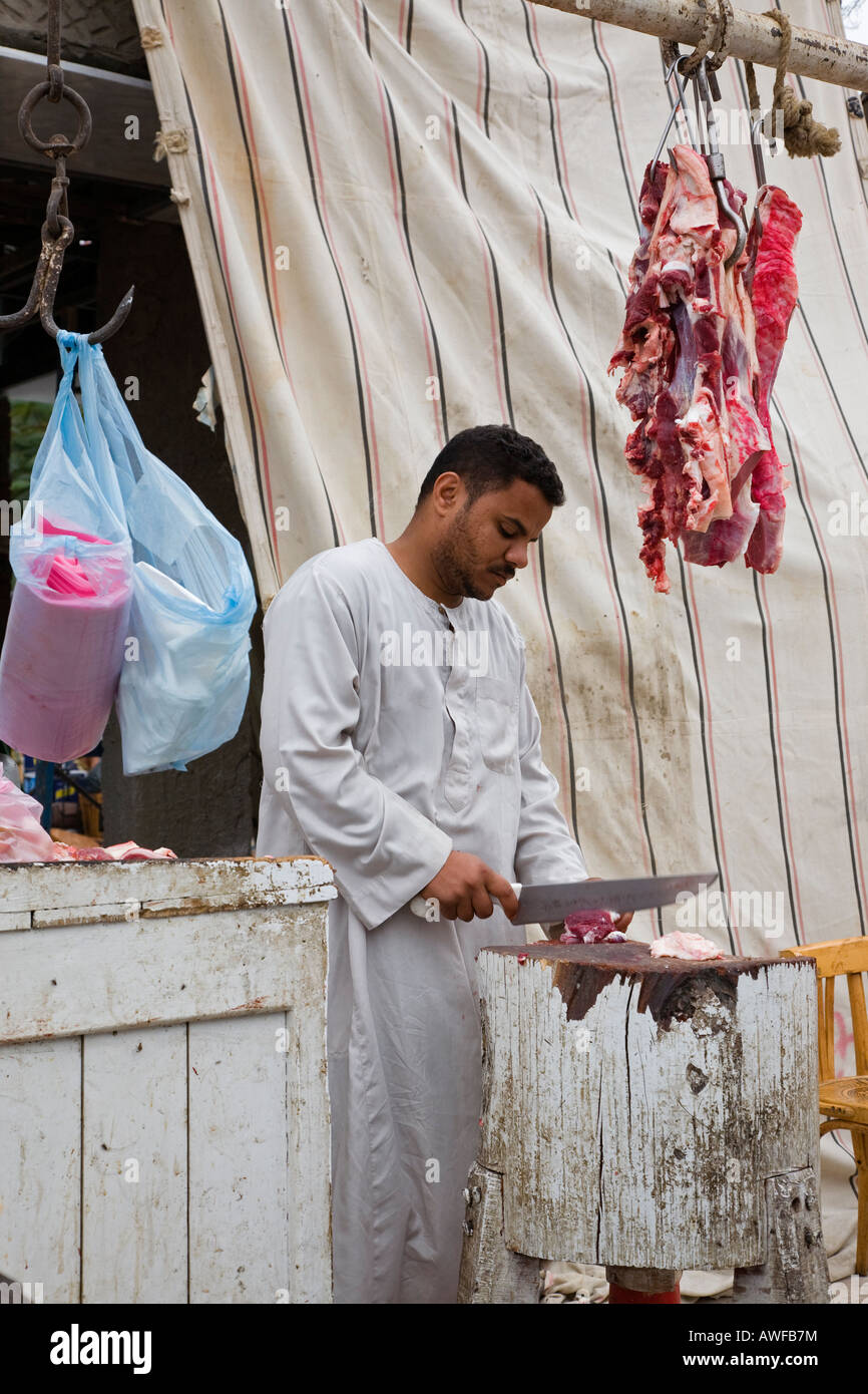 Macellaio egiziano al lavoro del taglio della carne a Sharm vecchia Sinai egitto Foto Stock