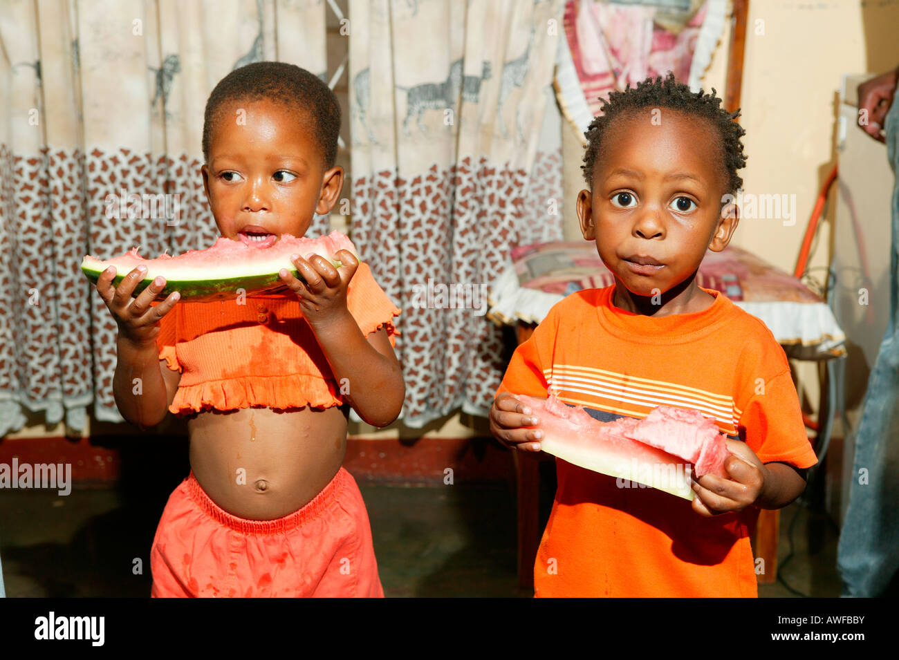 I bambini mangiano melone, Gaborone, Botswana, Africa Foto Stock