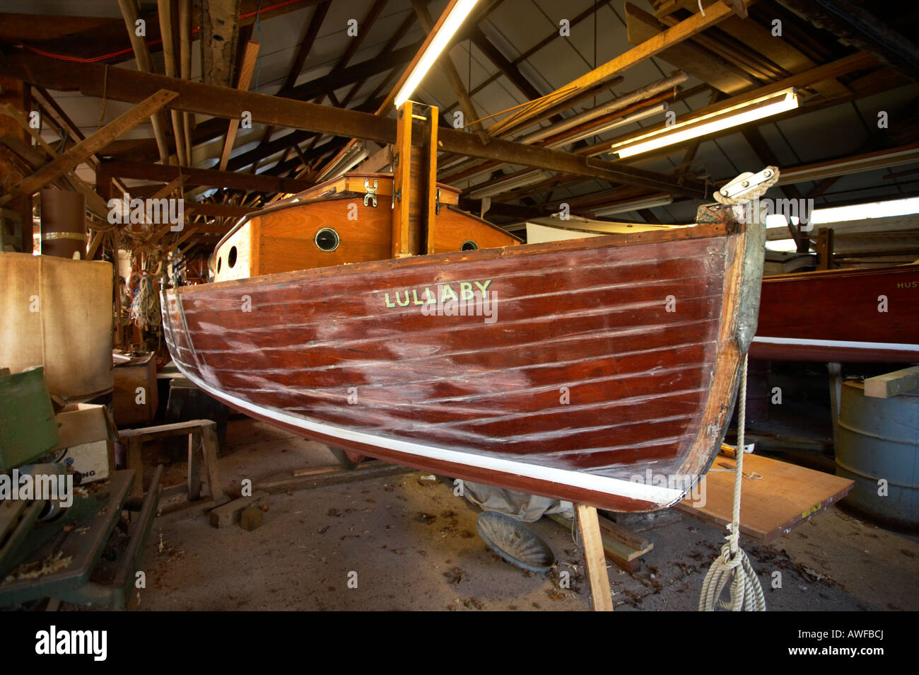 Tradizionale barca a vela della flotta cacciatori sotto la riparazione su Norfolk Broads Foto Stock