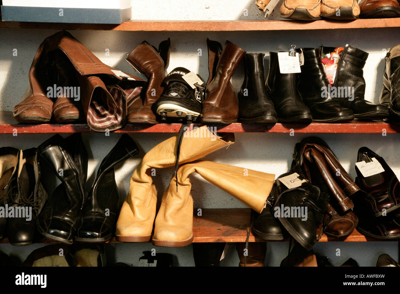 Scarpe su una rastrelliera per scarpe in una vecchia bottega del calzolaio,, Muehldorf am Inn, Baviera, Germania, Europa Foto Stock