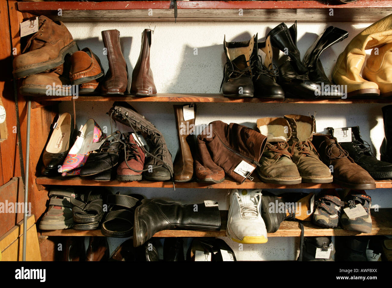 Scarpe su una rastrelliera per scarpe in una vecchia bottega del  calzolaio,, Muehldorf am Inn, Baviera, Germania, Europa Foto stock - Alamy
