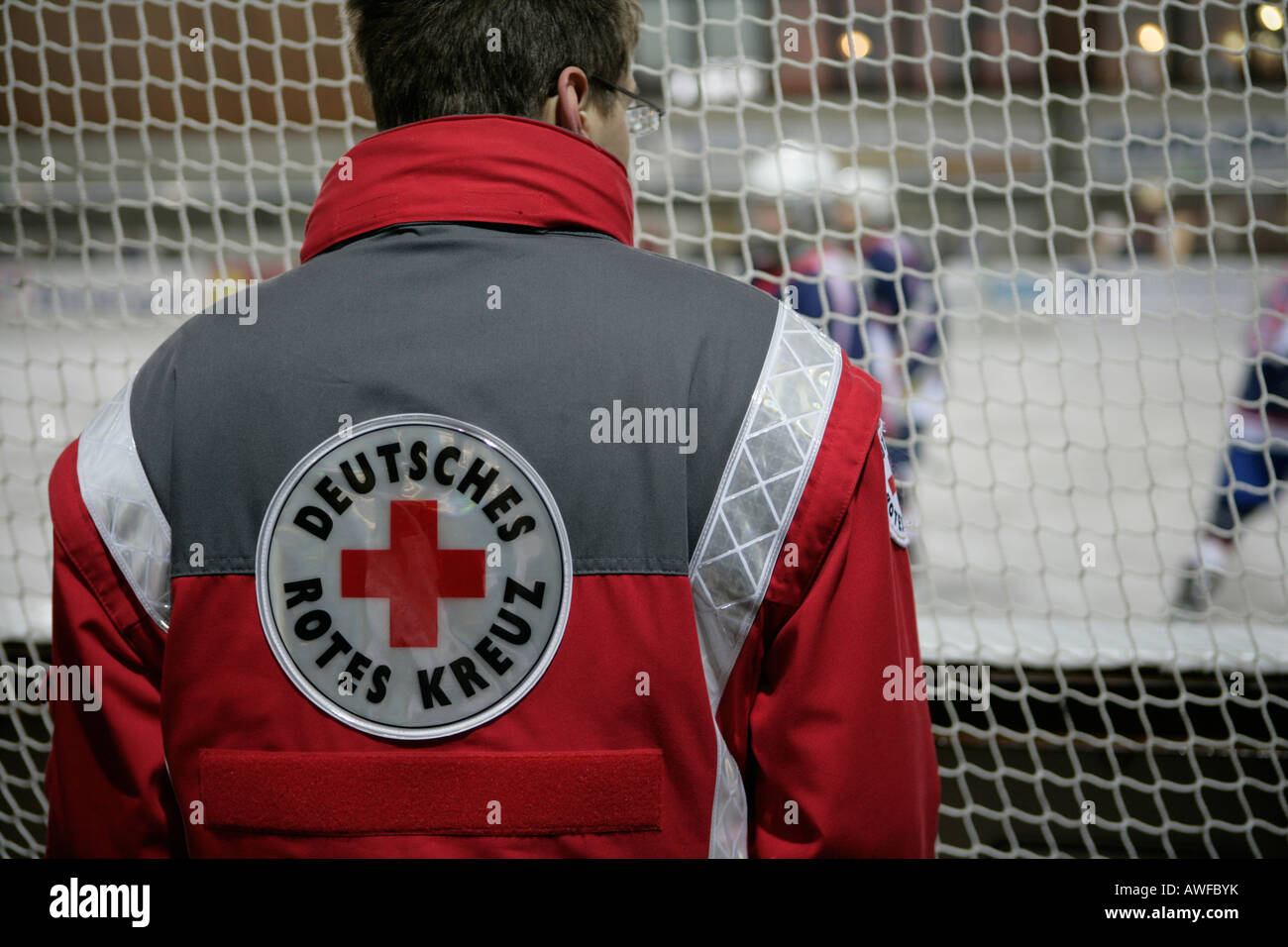 Croce Rossa tedesca lavoratore in una partita di hockey in Burgkirchen, Alta Baviera, Baviera, Germania, Europa Foto Stock