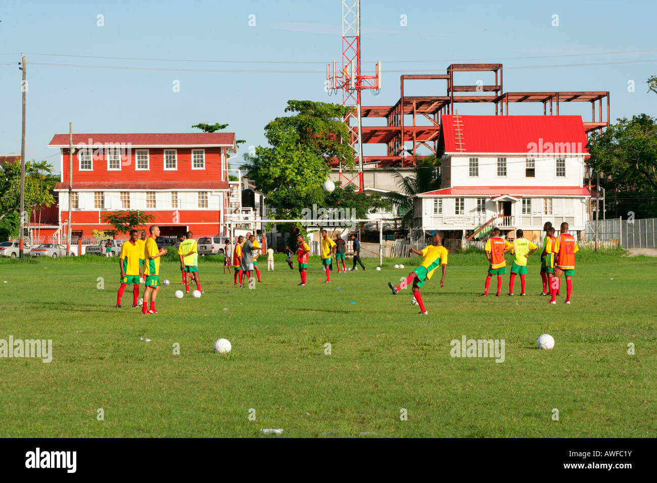 I giovani a giocare a calcio in un prato di Georgetown, Guyana, Sud America Foto Stock