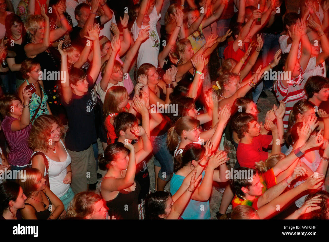 Pubblico in un concerto reggae in Muehldorf am Inn, Alta Baviera, Baviera, Germania, Europa Foto Stock