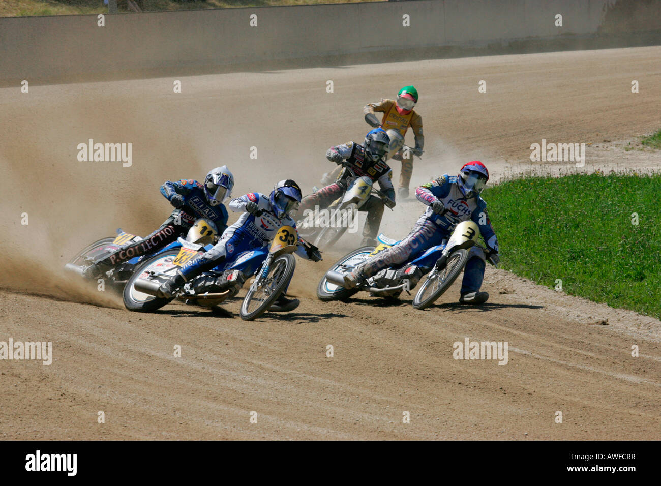 Short track gara motociclistica internazionale in gara su una pista sterrata speedway in Muehldorf am Inn, Alta Baviera, Baviera, Germania, Foto Stock