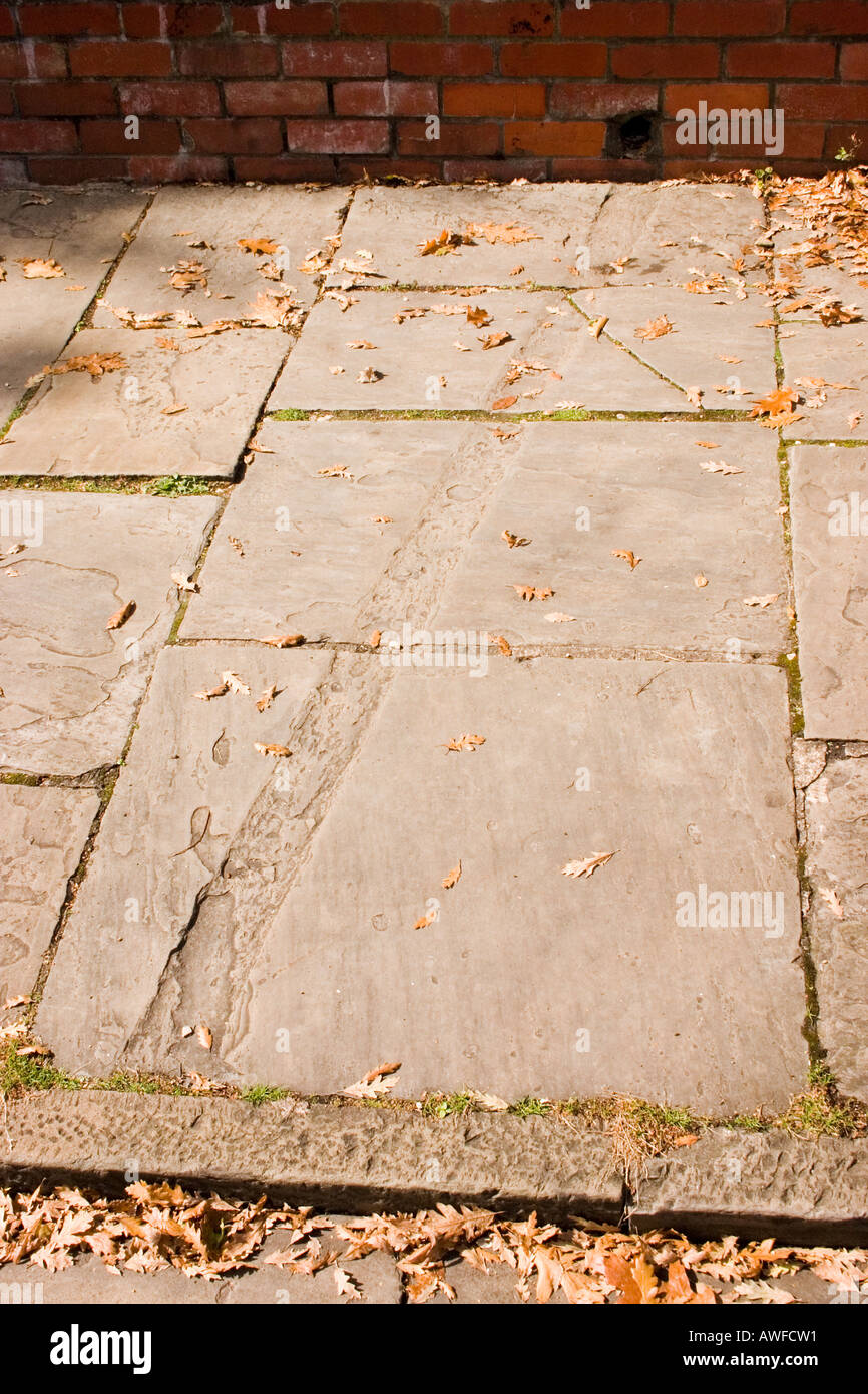 Canali di acqua piovana per giardino run off chiselled in Victorian Edwardian pavimentazioni Cardiff Regno Unito Foto Stock