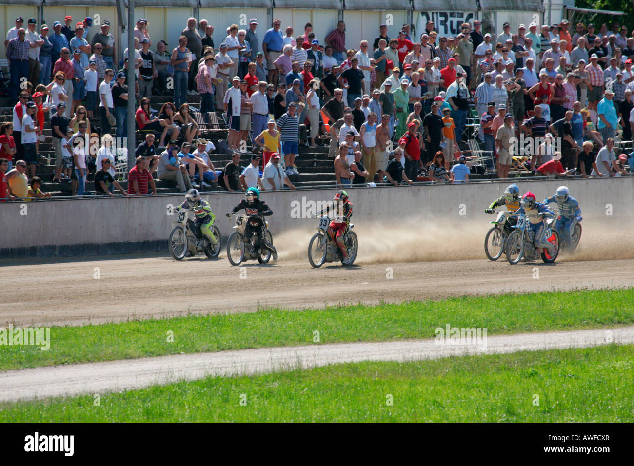 Short track gara motociclistica internazionale in gara su una pista sterrata speedway in Muehldorf am Inn, Alta Baviera, Baviera, Germania, Foto Stock