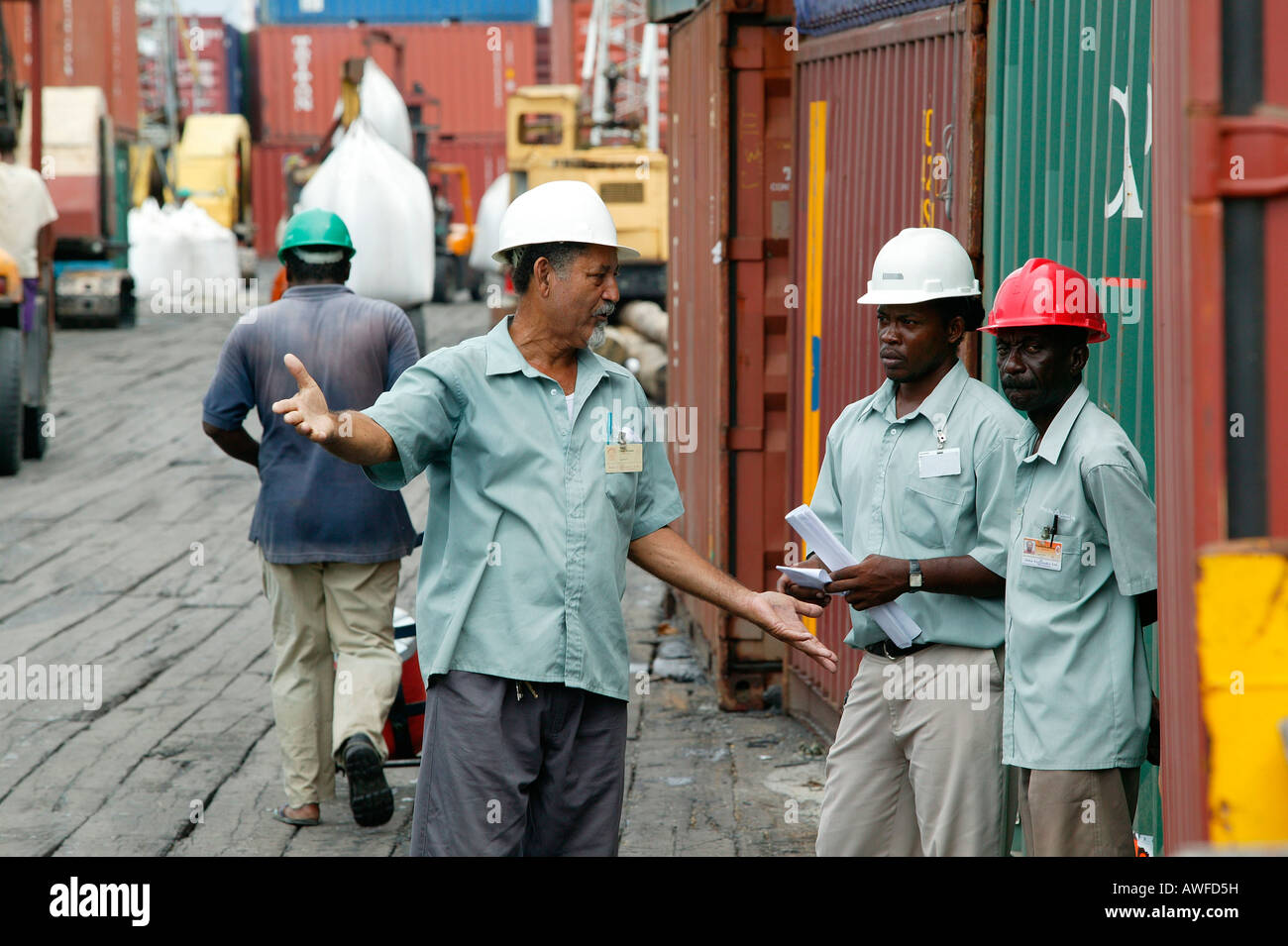 Harbourmaster e lavoratori portuali a John Fernandes porto di trasbordo in Georgetown, Guyana, Sud America Foto Stock