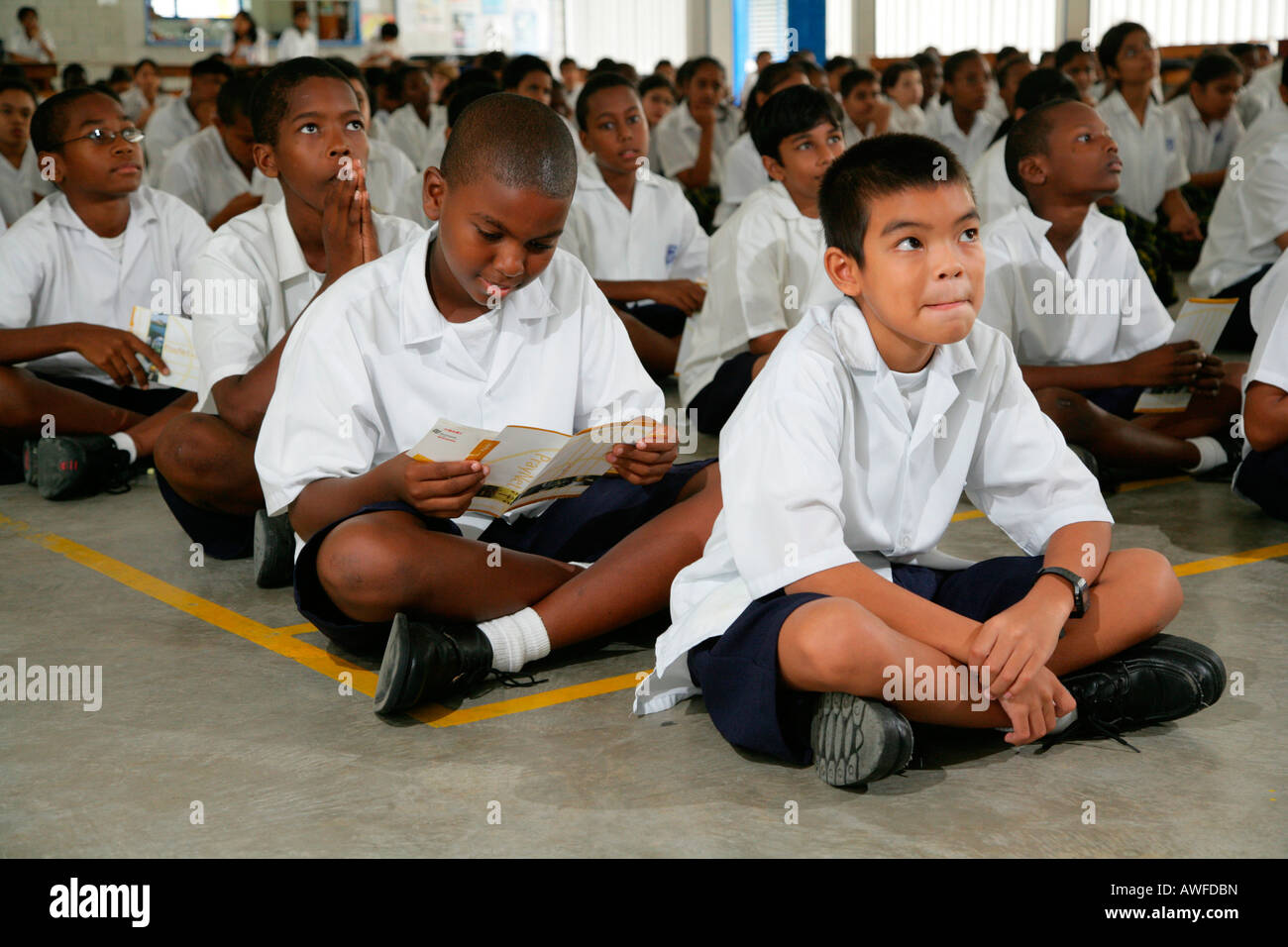 Gli studenti riuniti in corrispondenza di un convento delle Orsoline e orfanotrofio, Georgetown, Guyana, Sud America Foto Stock