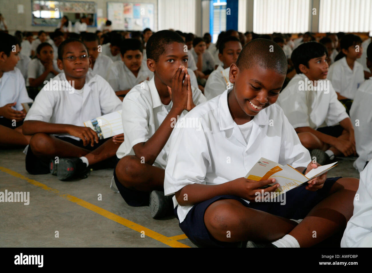 Gli studenti riuniti in corrispondenza di un convento delle Orsoline e orfanotrofio, Georgetown, Guyana, Sud America Foto Stock