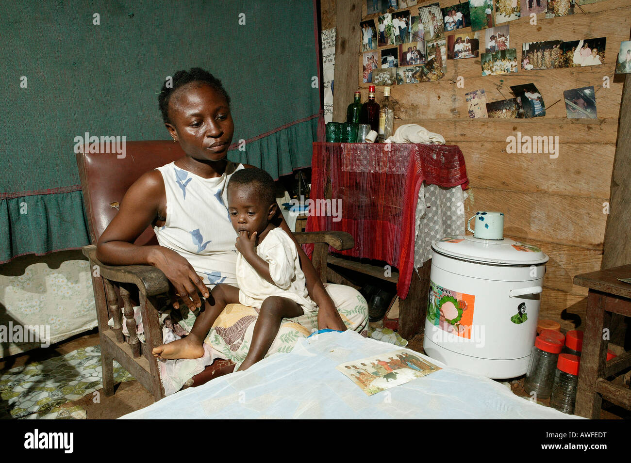 Infetti da HIV madre e suo figlio nel soggiorno, Camerun, Africa Foto Stock