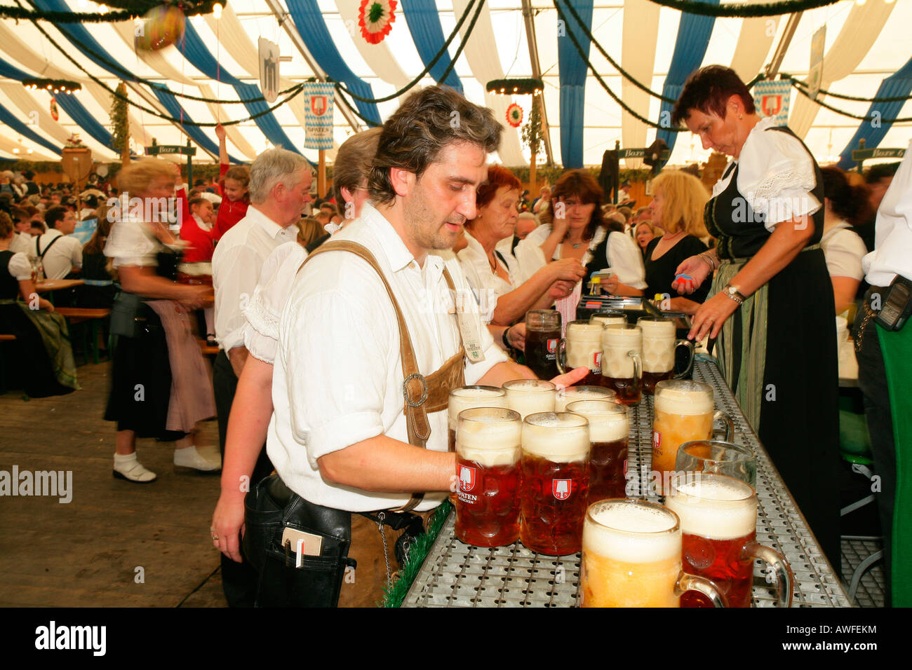 I partecipanti e i camerieri in una tenda di birra a un festival internazionale per costume nazionale, Muehldorf, Alta Baviera, Baviera, G Foto Stock