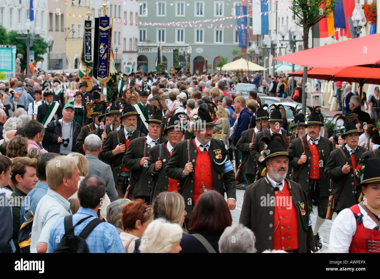 Ai tiratori club presso un festival internazionale per il tradizionale costume in Muehldorf am Inn, Alta Baviera, Baviera, Germania, Europa Foto Stock