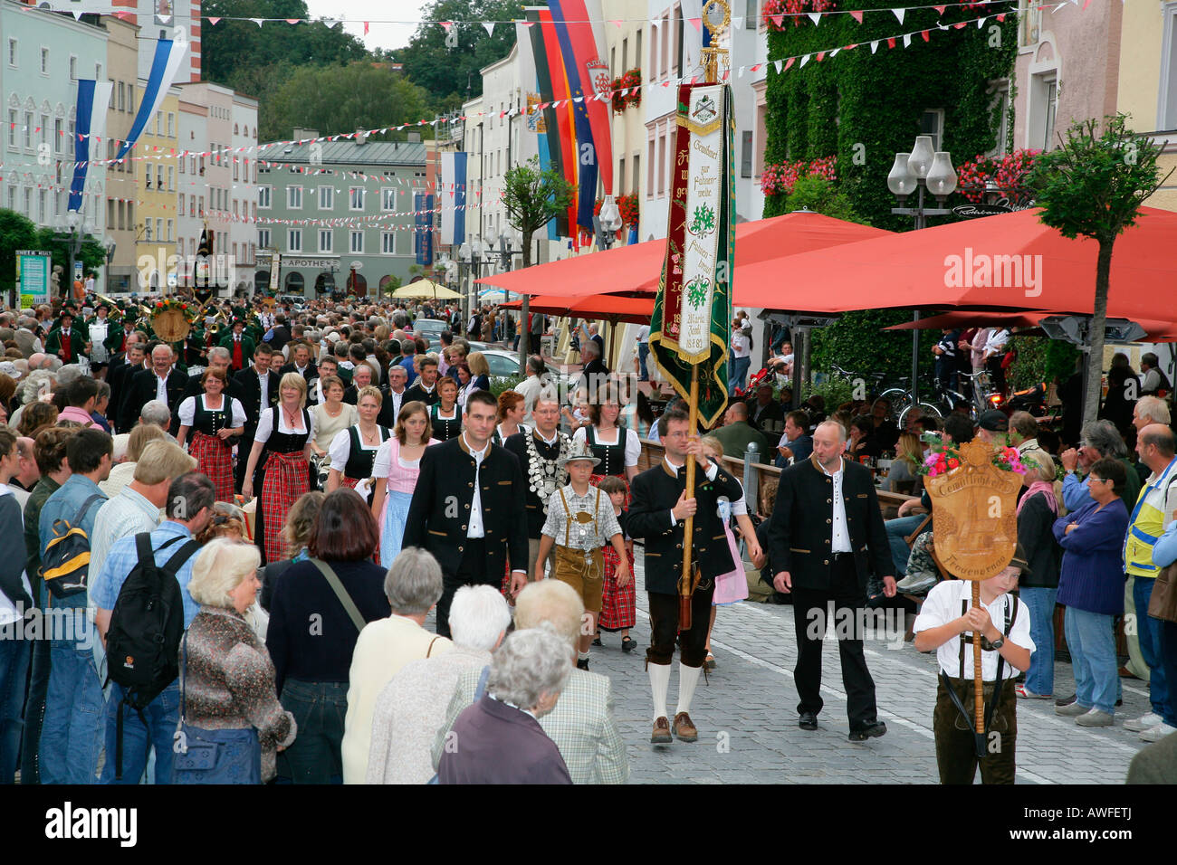 Un festival internazionale per il tradizionale costume in Muehldorf am Inn, Alta Baviera, Baviera, Germania, Europa Foto Stock