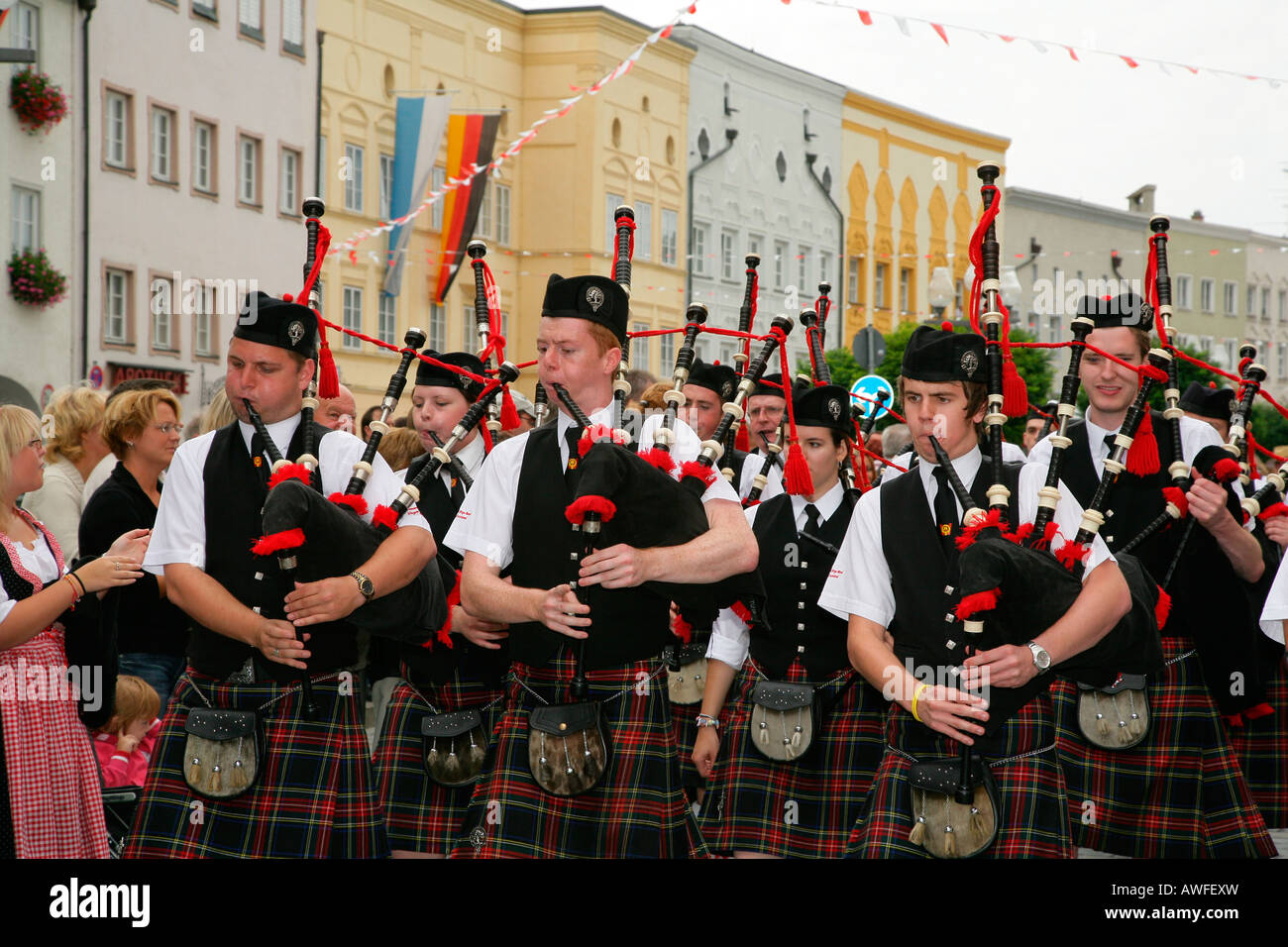 Bagpipers scozzesi a un festival internazionale per il tradizionale costume in Muehldorf am Inn, Alta Baviera, Baviera, Germania, e Foto Stock