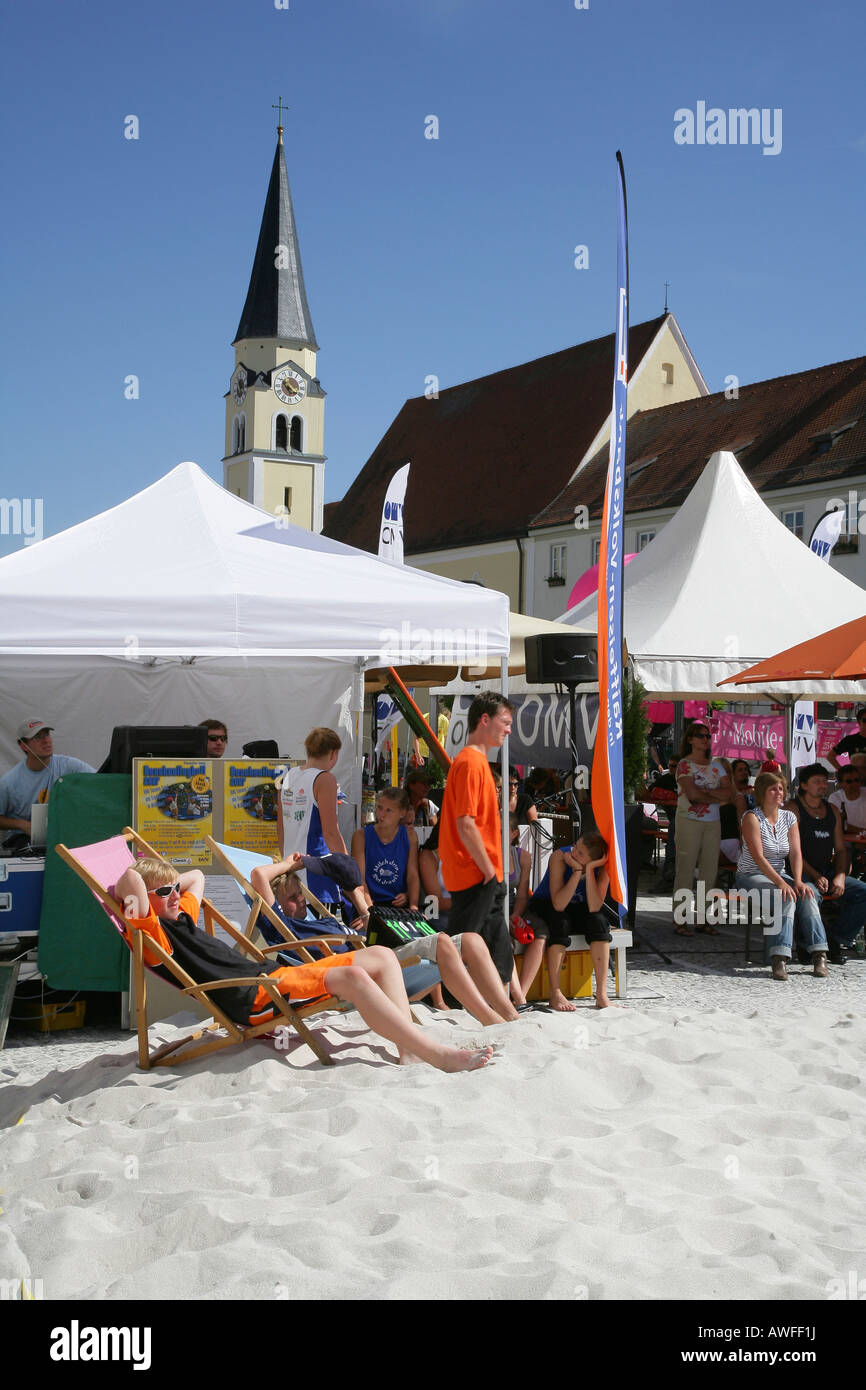 I bambini seduti su sedie a sdraio, gli spettatori a beach volley torneo sulla piazza principale di Muehldorf am Inn, Alta Baviera, Foto Stock
