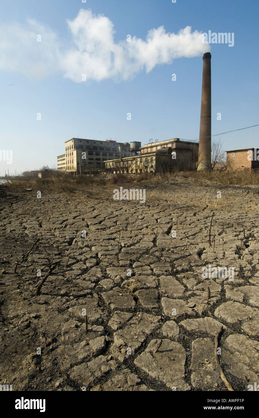 Inquinamento e fumo belch dalla ciminiera di una fabbrica a est di Pechino Foto Stock