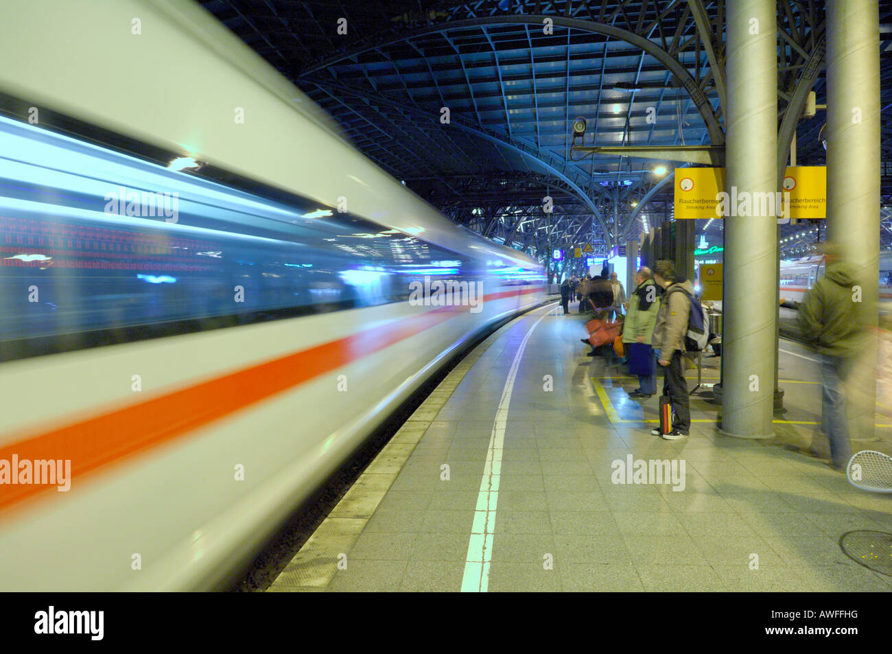 Stazione ferroviaria centrale di Colonia, la stazione ferroviaria di Colonia, il treno di guida, Colonia, nella Renania settentrionale-Vestfalia, Germania Foto Stock