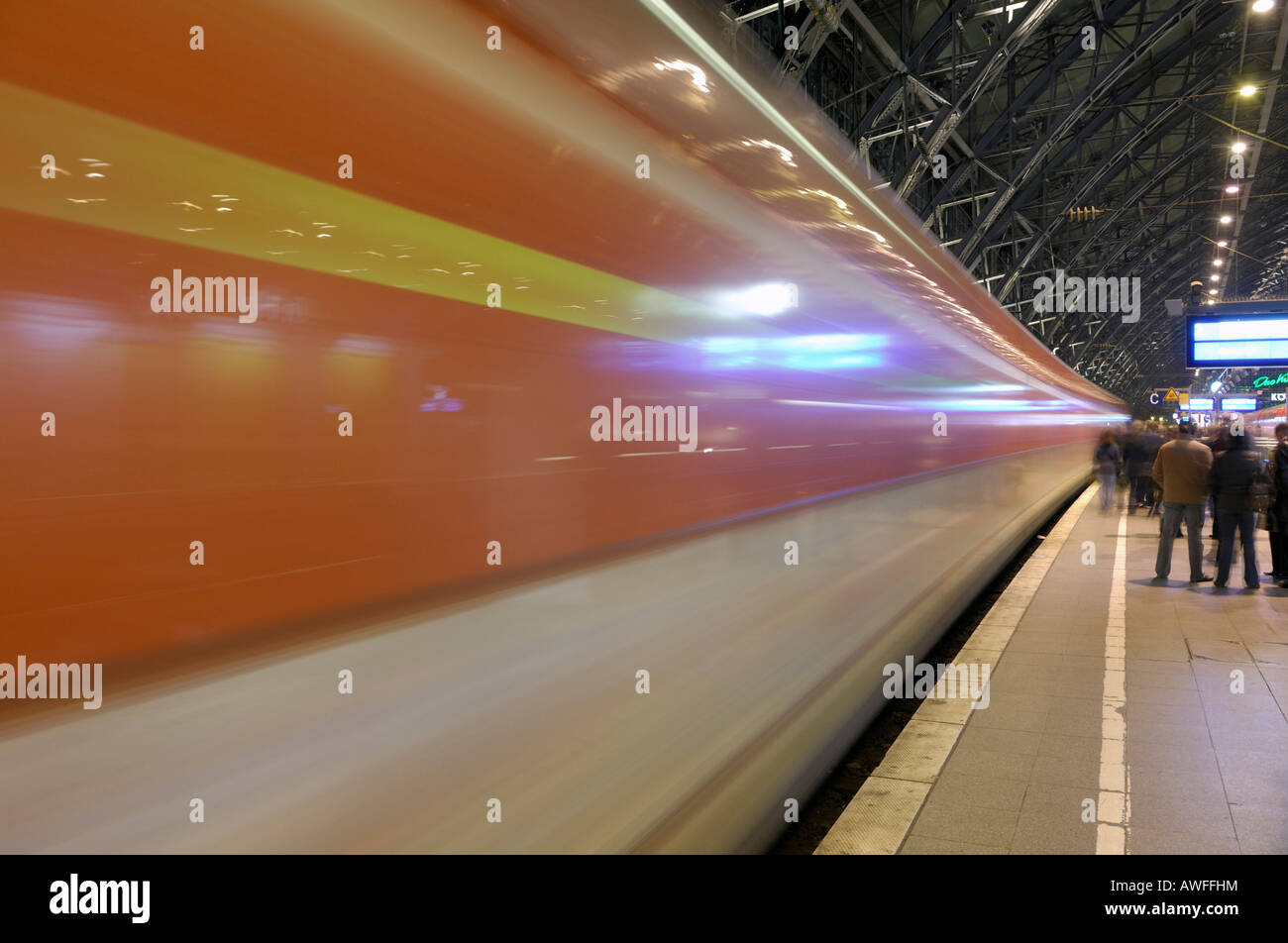 Stazione ferroviaria centrale di Colonia, la stazione ferroviaria di Colonia, il treno di guida, Colonia, nella Renania settentrionale-Vestfalia, Germania Foto Stock