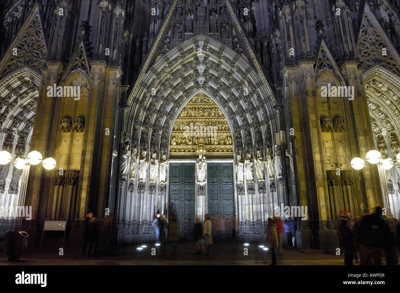 La cattedrale di Colonia di notte, Colonia, nella Renania settentrionale-Vestfalia, Germania Foto Stock