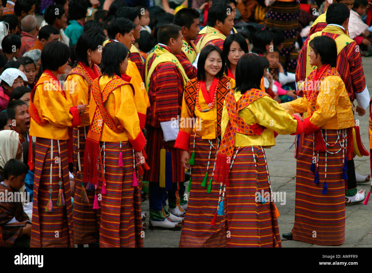 Danzatrici al Tsechu (festival), Thimphu Bhutan Foto Stock