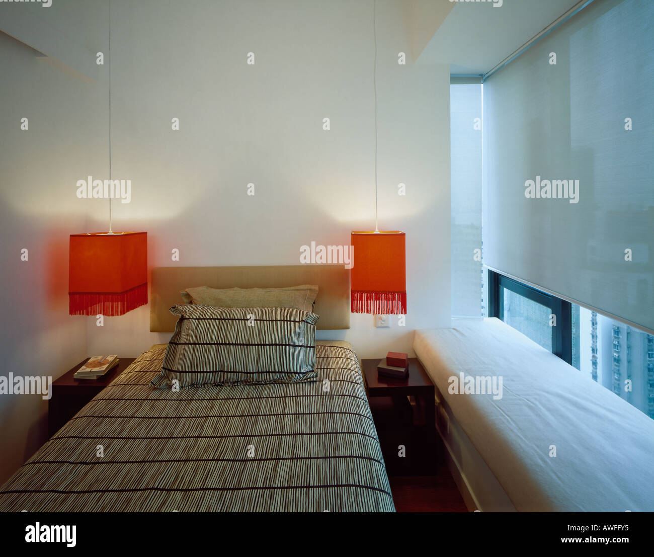 Camera da letto con orange appendere le luci al posto letto in un moderno  appartamento cinese Midlevels Hong Kong design degli interni di Johnny Li  Foto stock - Alamy