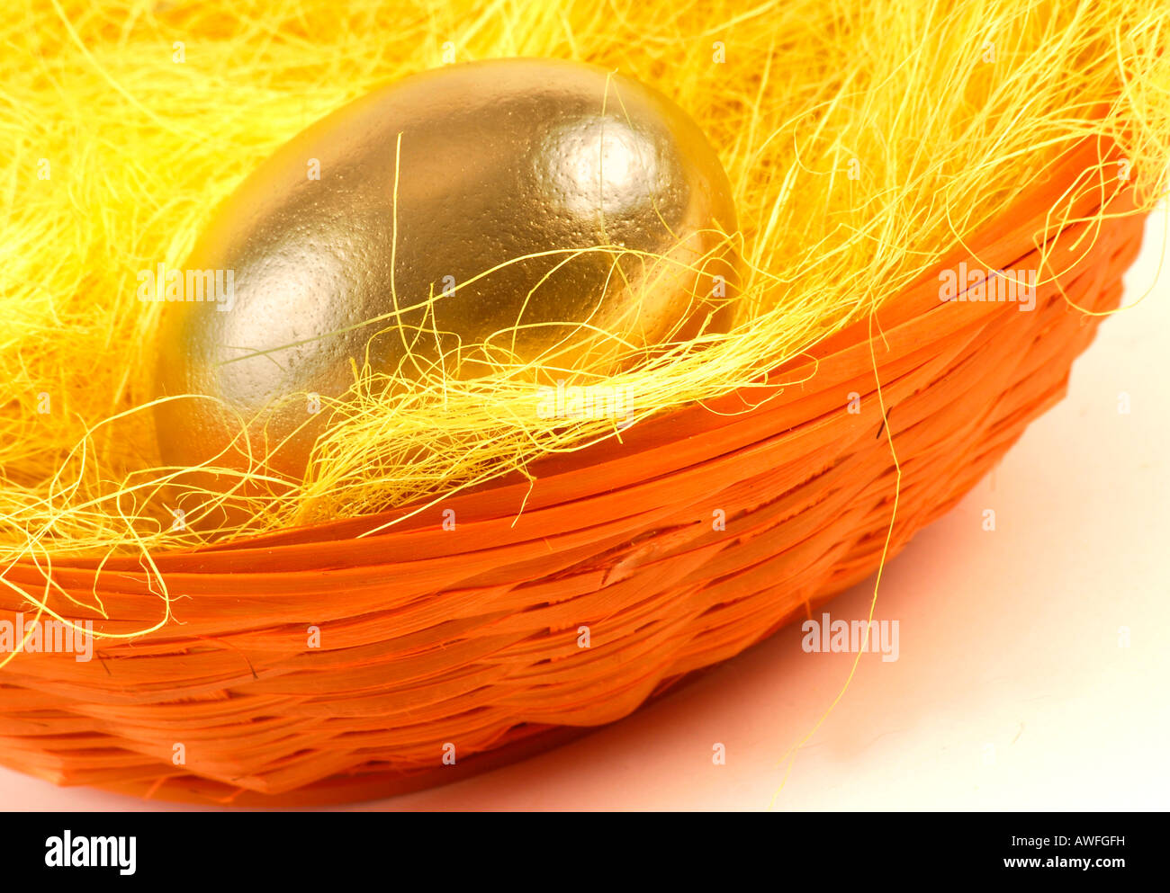 Golden Egg in un nido di Pasqua Foto Stock