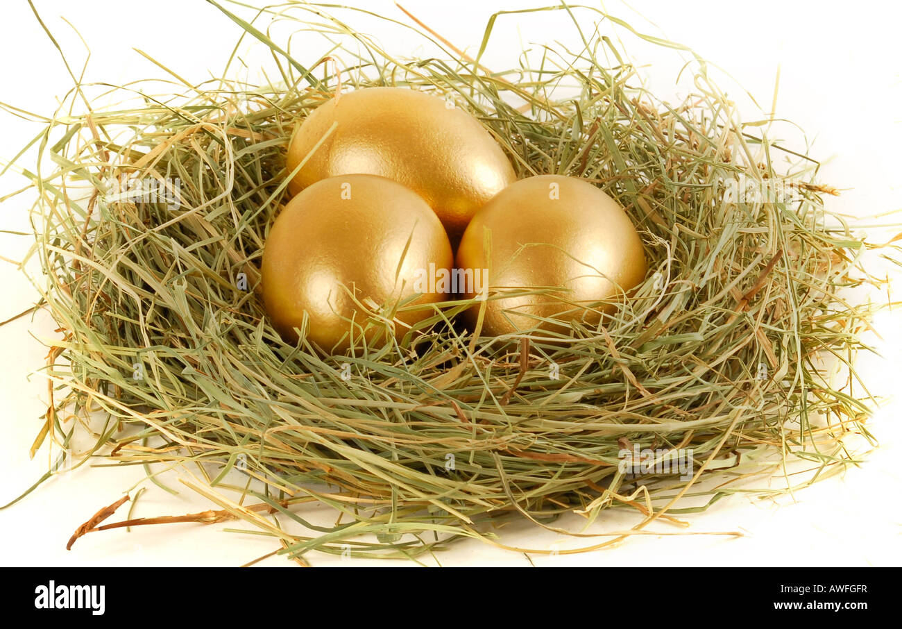 Tre golden le uova in un nido di Pasqua Foto Stock