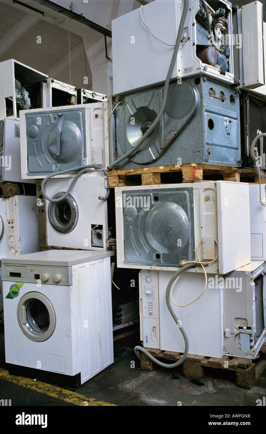 Macchina di lavaggio lo smaltimento in un sito di raccolta per le vecchie  macchine di lavaggio Foto stock - Alamy