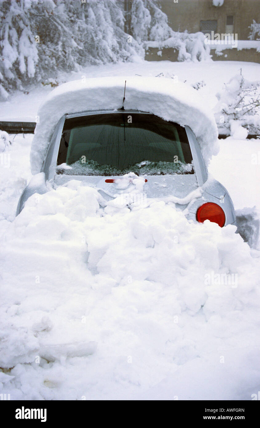 Nevicato in Volkswagen maggiolino, Bergisches Land, Germania, Europa Foto Stock
