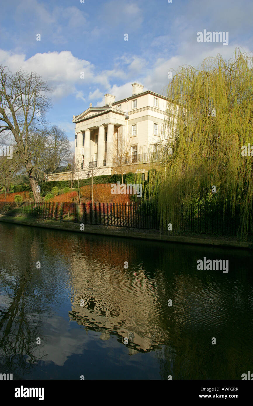 Villa progettata da Quinlan Terry al confine nord ovest del parco di Regents tra il cerchio esterno e il Regent's Canal Foto Stock