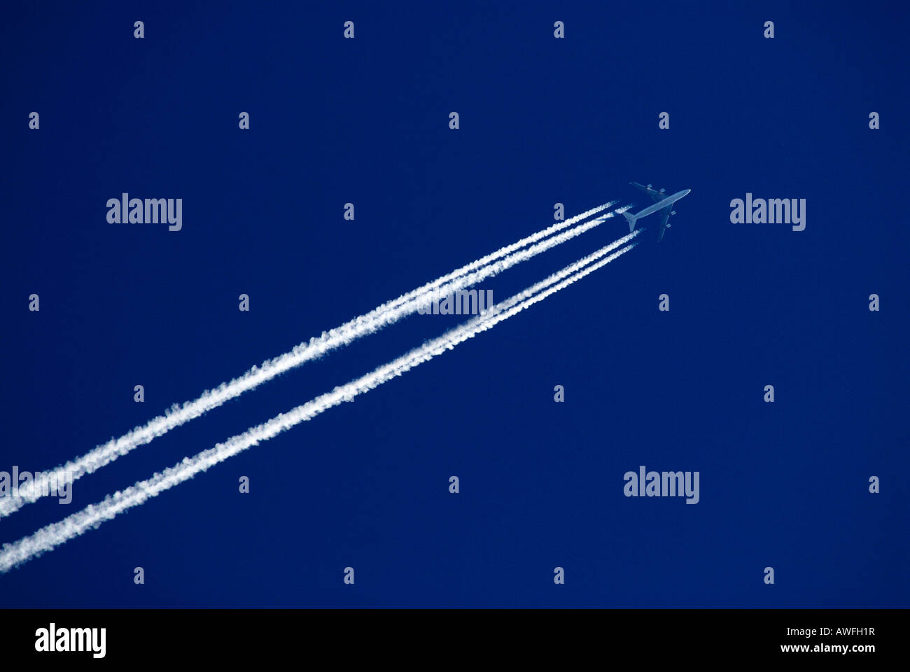 In aereo in un cielo blu, contrails (scarico trail, sentiero di vapore) Foto Stock