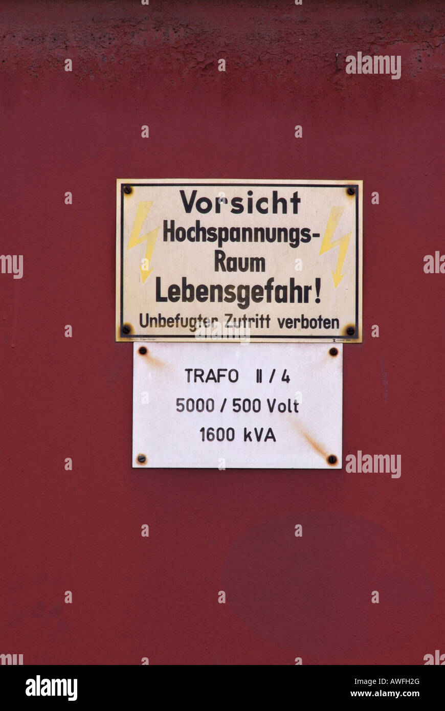 Segnale di avviso (tedesco): "Attenzione: ALTA TENSIONE, nessuna voce!" Foto Stock