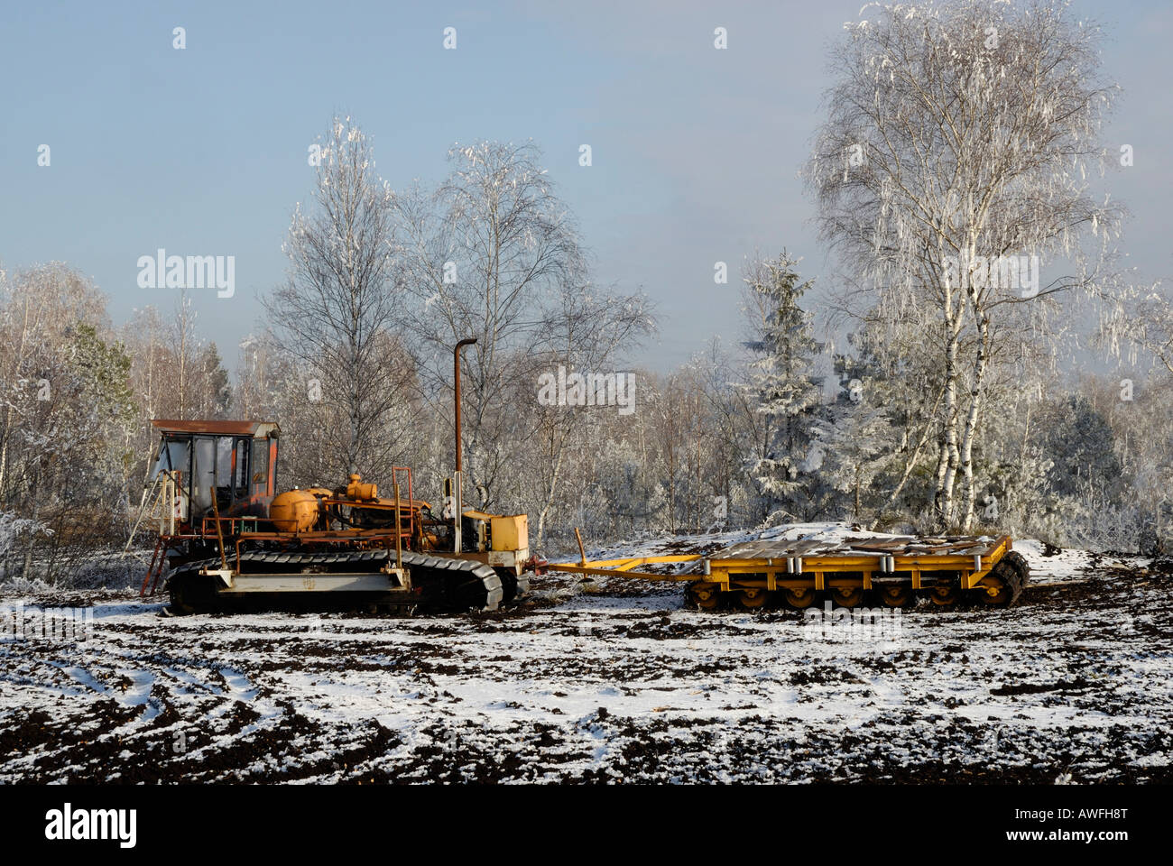 Abbandonato il trattore cingolato in ex miniera di torba Nicklheim Germania Foto Stock