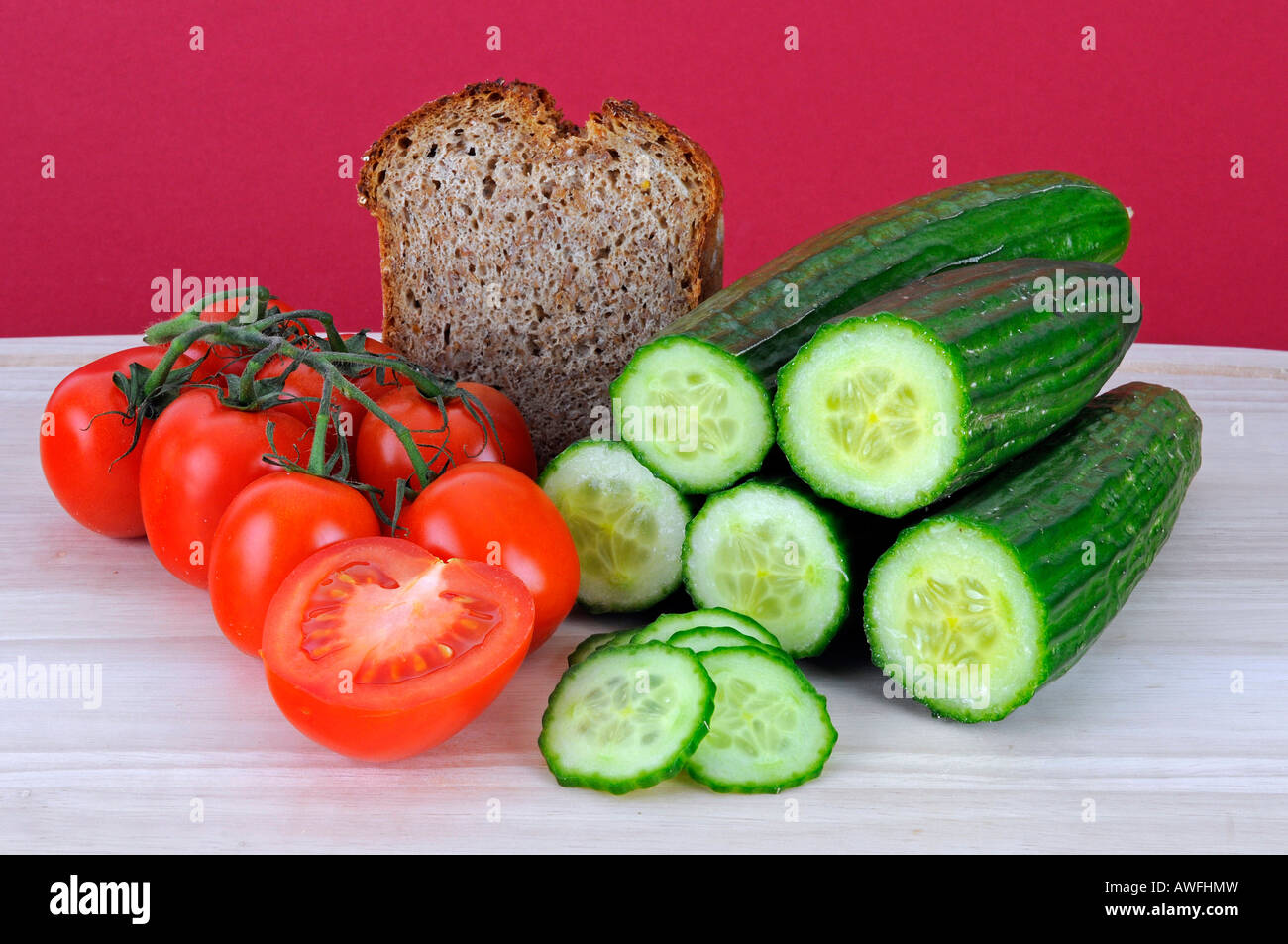 Pane integrale, pomodori, verde cetriolino Foto Stock