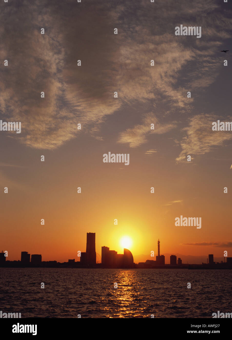Skyline di Yokohama al crepuscolo Foto Stock