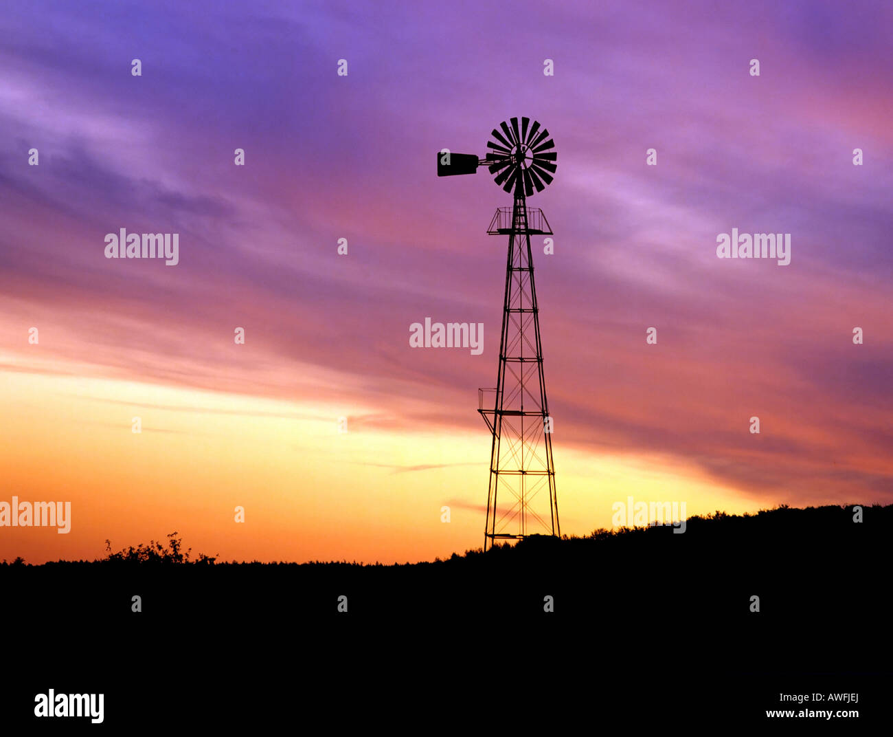 Pompa di vento stagliano colorato cielo notturno Foto Stock