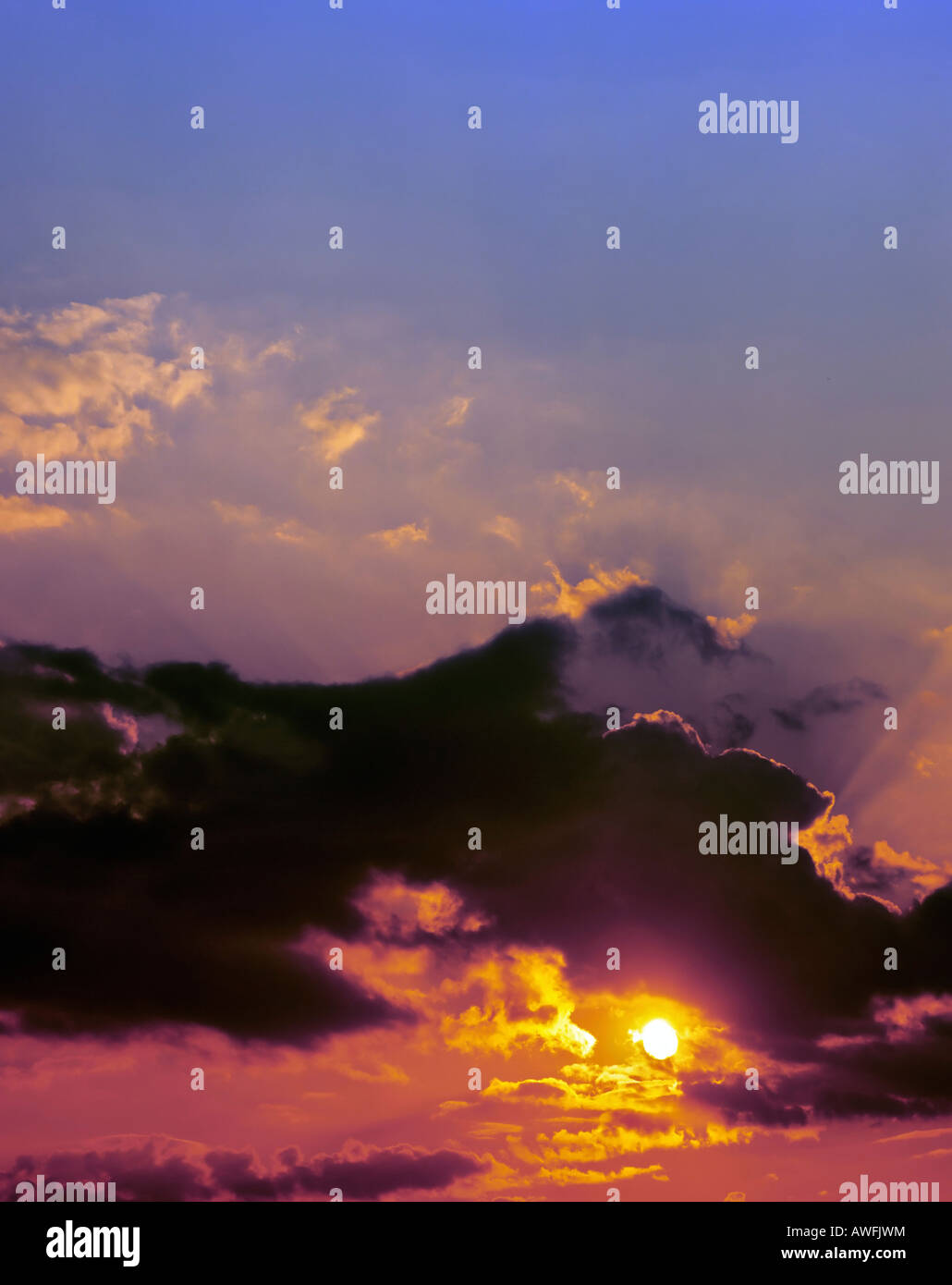 Tramonto spettacolare contro le nuvole scure e un incandescente cielo notturno Foto Stock