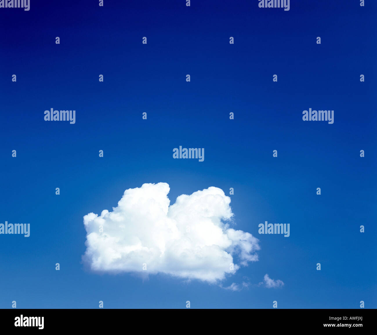 Cumulus cloud in un cielo blu Foto Stock