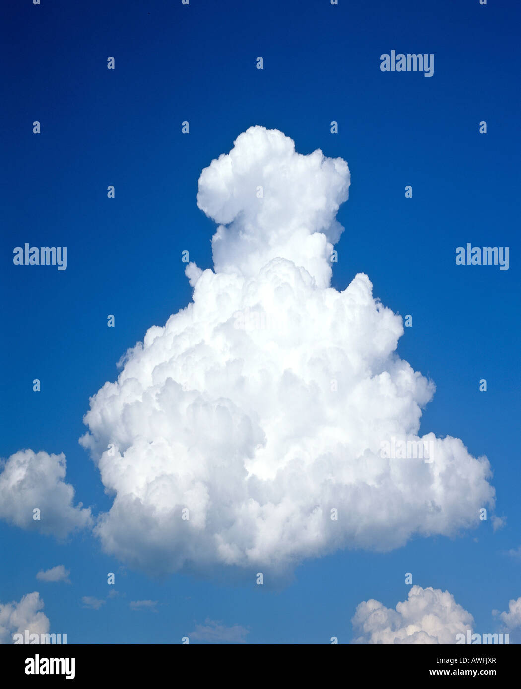 A forma di piramide a cumulus cloud in un cielo blu Foto Stock