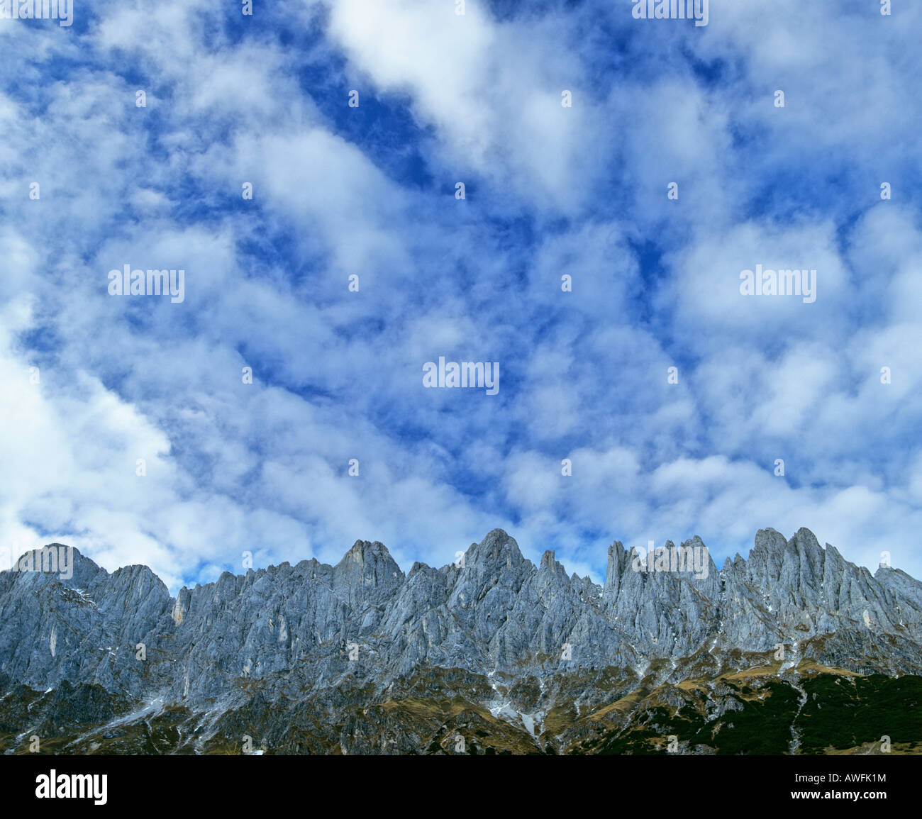 Altocumulus nubi in un cielo blu e panorama di montagna, Manndlwand, Salzburger Land Austria, Europa Foto Stock