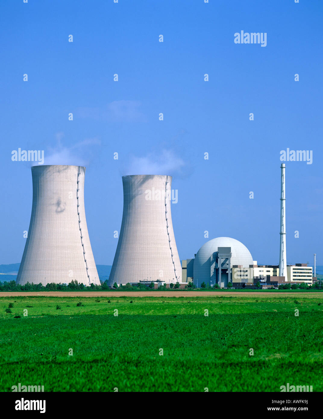 Le torri di raffreddamento, Grohnde Centrale Nucleare, Emmerthal, Hameln, Bassa Sassonia, Germania, Europa Foto Stock