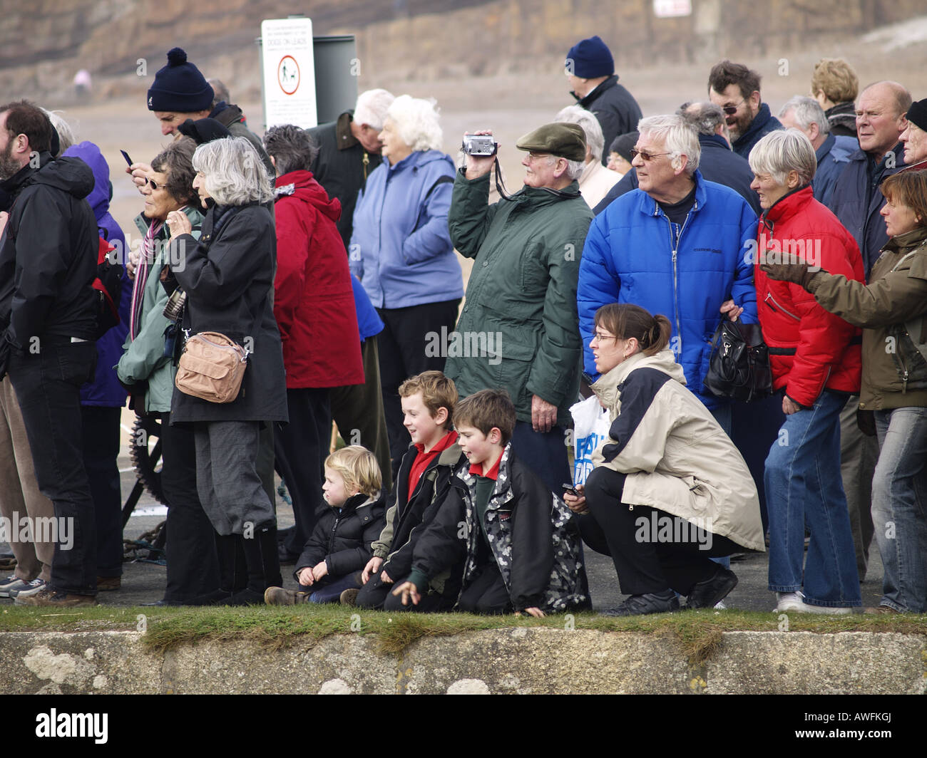 La folla di persone che guardano i cancelli di blocco essendo rimosso, Bude, Cornwall, Regno Unito 11 marzo 2008 Foto Stock