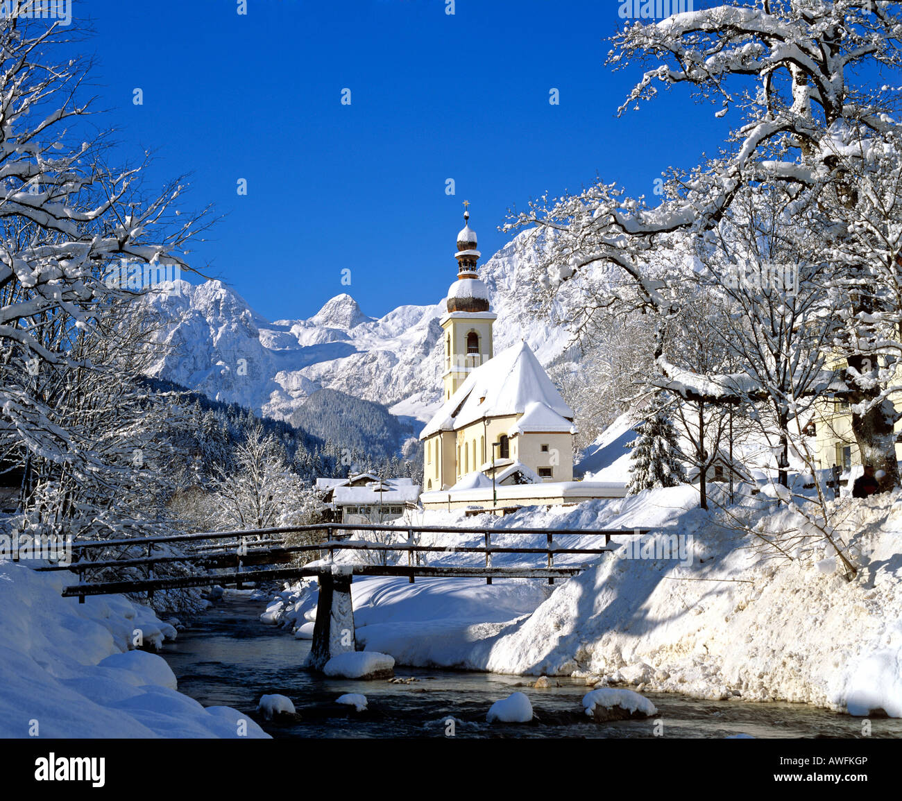 San Sebastiano in chiesa e Ramsauer fiume Ache in inverno, Ramsau, Berchtesgadener Land regione, Alta Baviera, Baviera, Germania, Foto Stock