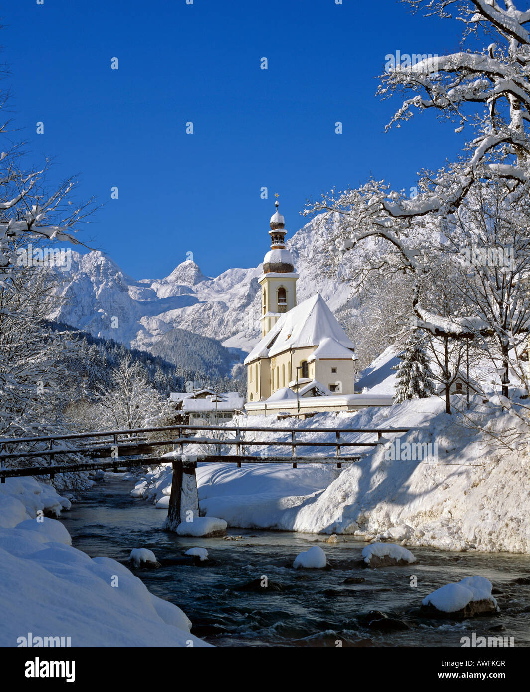 San Sebastiano in chiesa e Ramsauer fiume Ache in inverno, Ramsau, Berchtesgadener Land regione, Alta Baviera, Baviera, Germania, Foto Stock