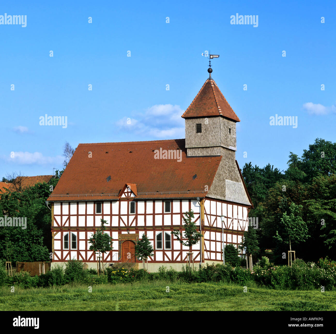 Fachwerk-style chiesa risalente al 1704 in Carlsdorf, Hesse, Germania, Europa Foto Stock