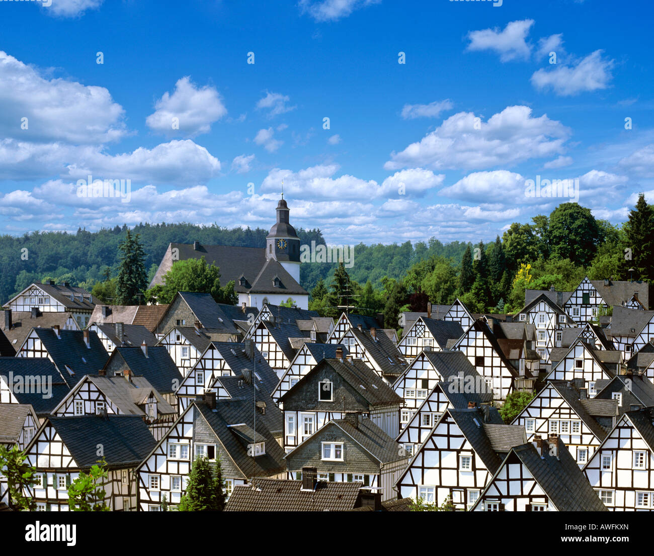 Fachwerk case in stile nel centro storico della città di Freudenberg, Renania settentrionale-Vestfalia, Germania, Europa Foto Stock