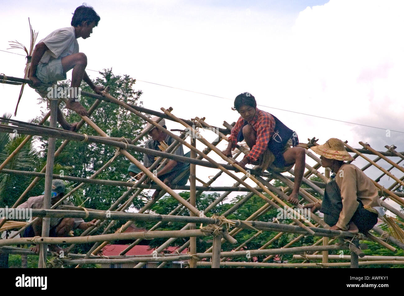 Fotografia di stock di mano legata cornice di bambù per un temporaneo rifugio in Myanmar Foto Stock