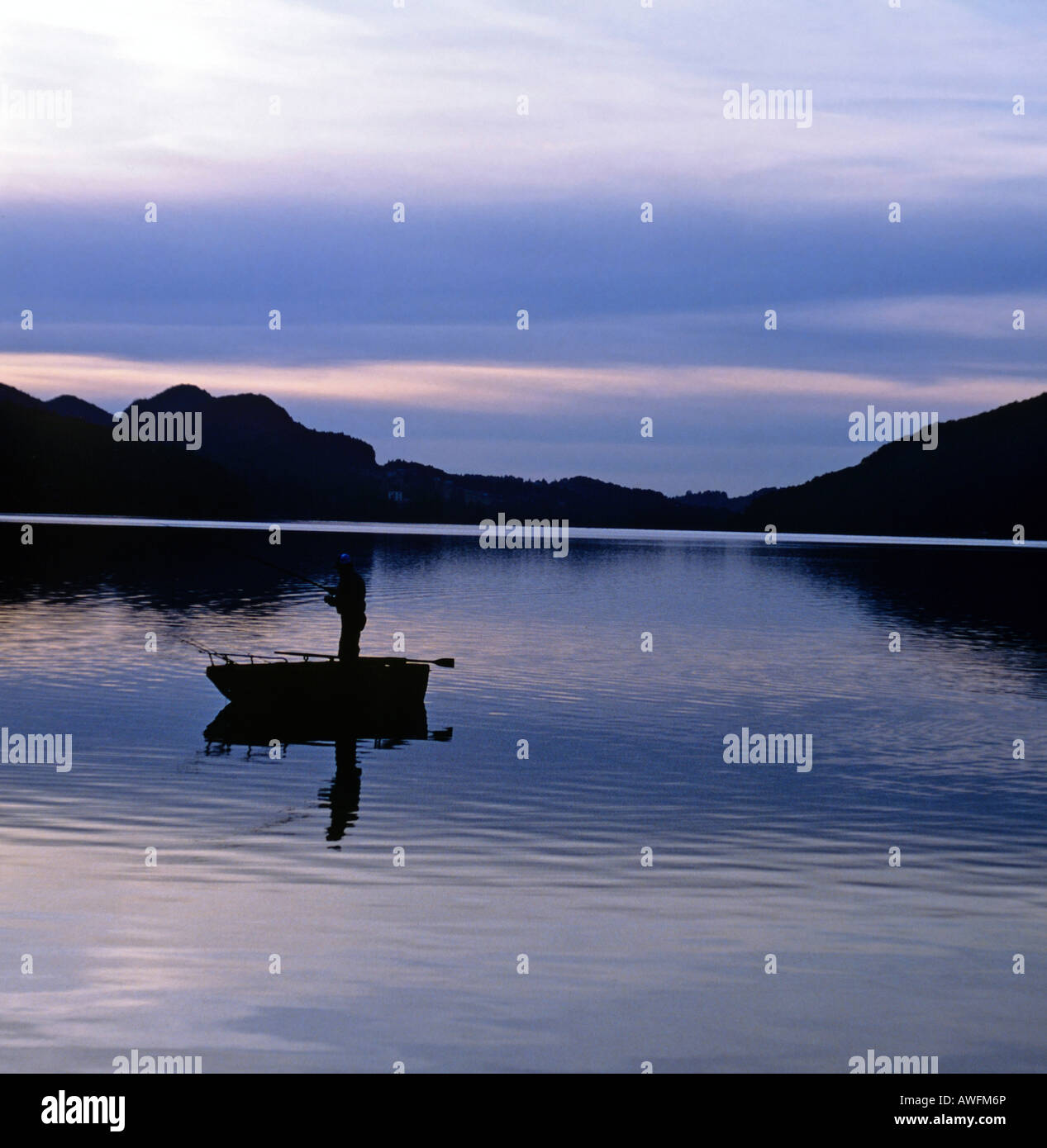Barca da pesca sulla Fuschlsee (lago Fuschl), atmosfera serale, regione del Salzkammergut, Salzburger Land Austria, Europa Foto Stock