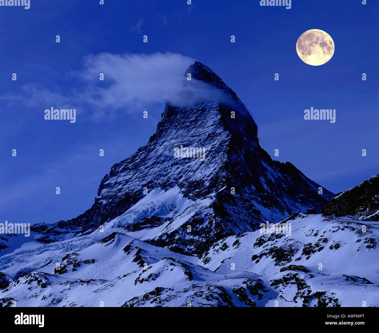 La luna piena su Mt. Il Cervino (composizione di shot), Wallis Alpi, Zermatt, Vallese, Svizzera, Europa Foto Stock